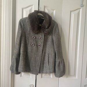 Coat with fur collar